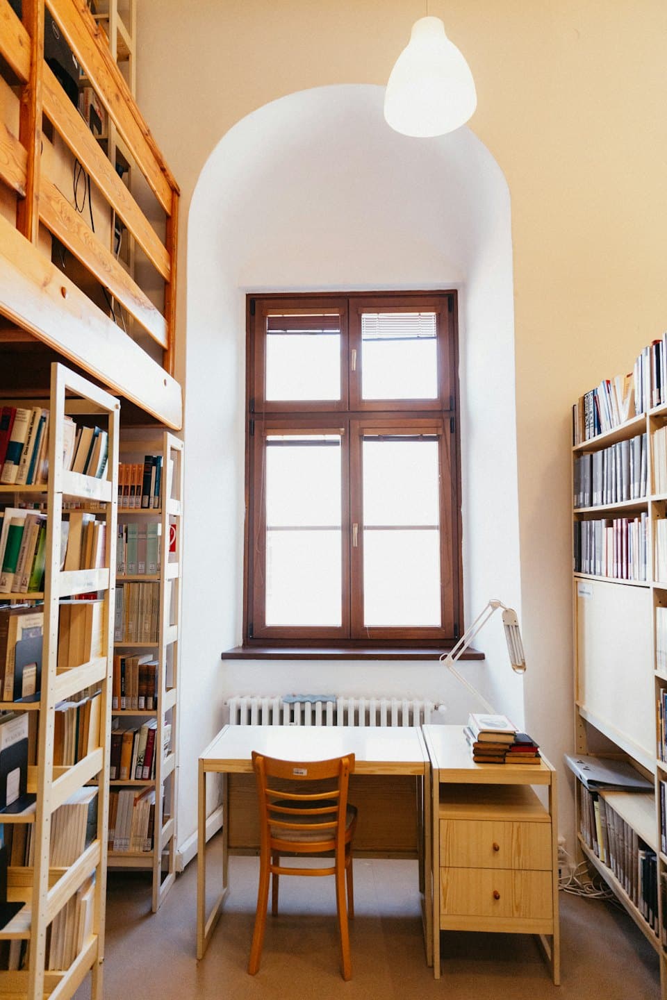 Un'area studio tranquilla in biblioteca con una scrivania e librerie.