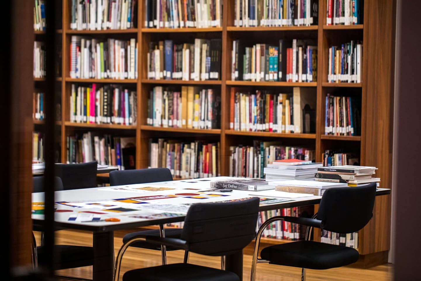 Libri e fogli su un tavolo in una biblioteca.